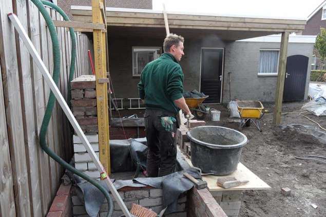 metselen van een strak waterelement met muurstrip rvs watergoot, epdm rubberfolie, gebruikte materialen dikke witte kalkzanddsteen metselcement. profielen stelhout metselkuipen en een goede vakman. hovenier Tilburg Eindhoven Geldrop Waarle Breda